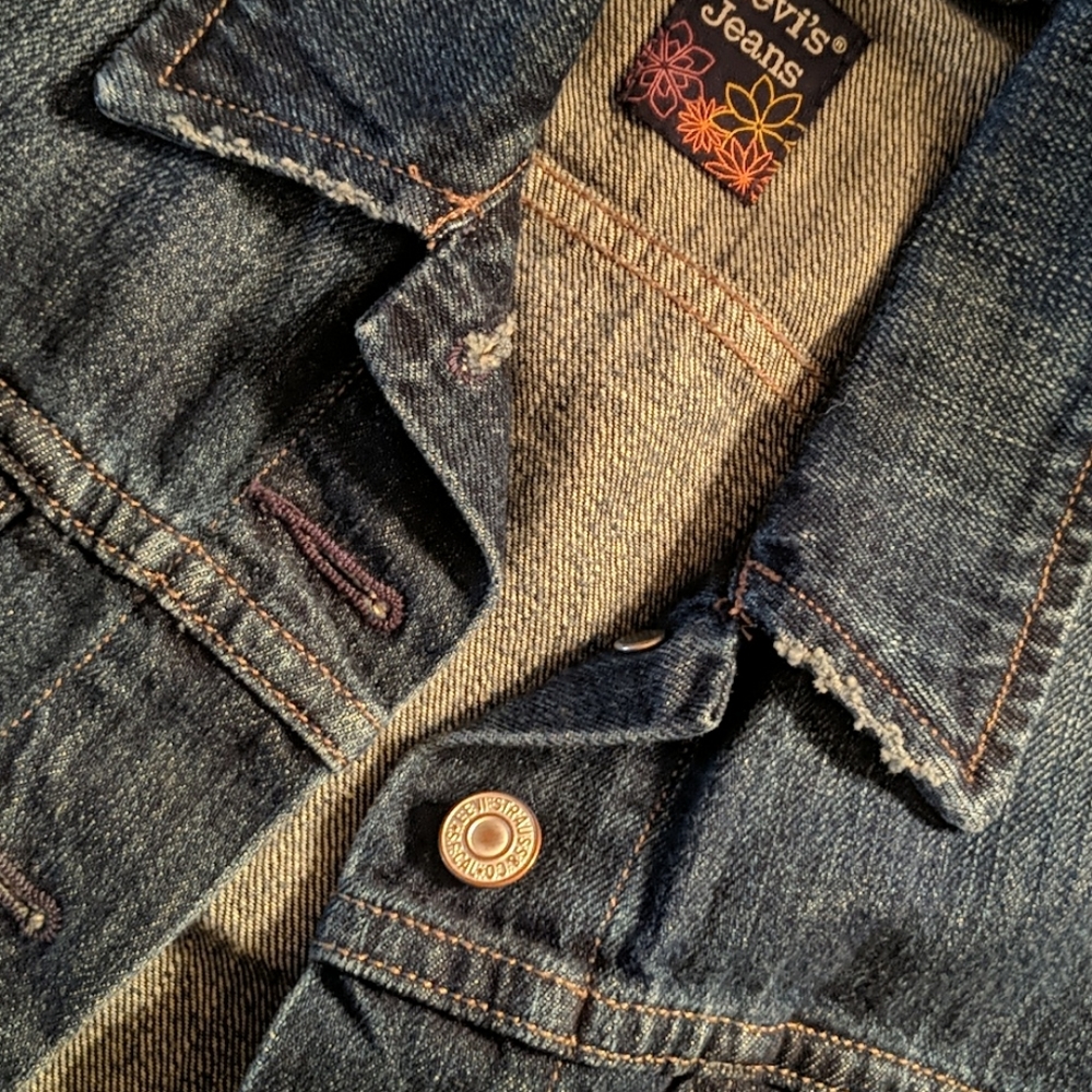 Petite women's Levi's Jean Jacket - Picture 4 of 4